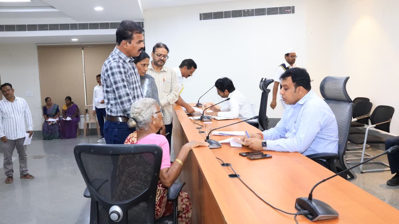 ప్రజావాణి అర్జీలను త్వరితగతిన పరిష్కరించాలి   157  ద‌ర‌ఖాస్తులు స్వీక‌ర‌ణ‌  జిల్లా కలెక్టర్ సందీప్ కుమార్ ఝా .....